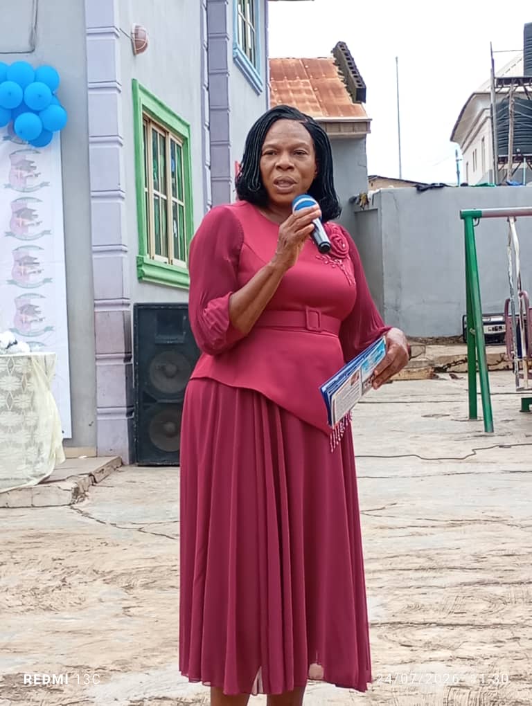 Dr. Mrs. Elizabeth Erivona, Proprietress of Hillcrest High School, addressing an event